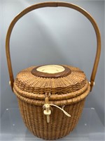 Vintage Farnum Nantucket basket purse