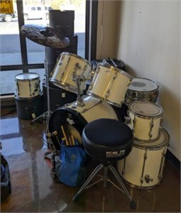 SET OF TAMA DRUMS: BASS, SNARE, 4 TOM TOMS,