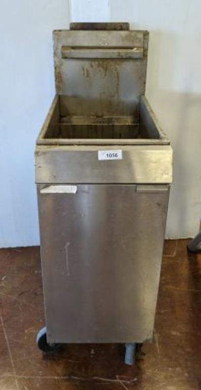 COMMERCIAL GAS FRYER-SHOWS WEAR