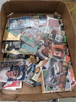 TRAY OF ASSORTED SPORTS CARDS