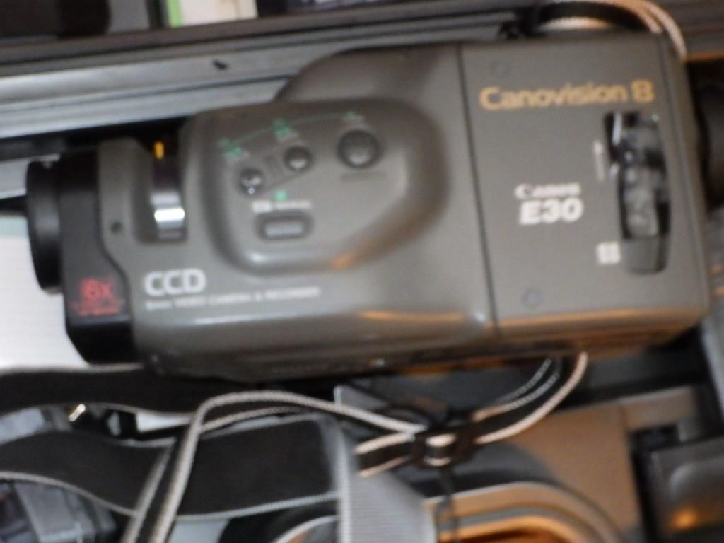 CANON E30 CAMCORDER (DOES NOT TURN ON) W/CASE