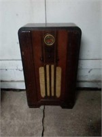 Antique Canadian-made! PHILCO wooden radio.