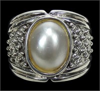 Sterling silver bezel set mother of pearl ring,