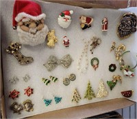 TRAY OF BROOCHES, PENDANTS