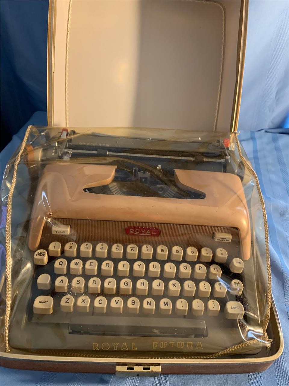 Royal Typewriter  Futura 800