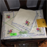 VINTAGE CROSSTITCH NAPKINS & PLACEMATS