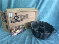 Lodge Cast Iron Fluted Cake Pan - Appears New