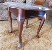 Round Accent Table, 20” x 22”