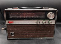 Vintage Peerless Model AM/FM AC/DC Radio