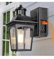 Outdoor lantern light with extra outlet