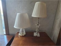 2 bedside lamps