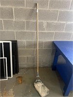 WOODEN HANDLE MOP