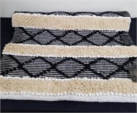 New 27x45-in accent rug