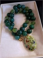 Beautiful green beaded necklace feels like glass