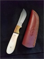 New 7.5 in right Edge hunting knife with leather