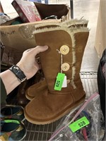 NICE PAIR OF UGG BOOTS SIZE 7