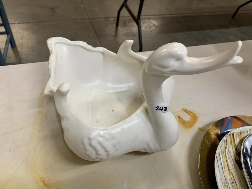 VINTAGE HULL SWAN PLANTER