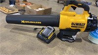 DEWALT 20V LEAF BLOWER W/ CHARGER AND 5AH BATT