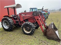 685 Case International loader tractor