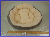 NEW-'LOVES CABIN' ANIMAL BED- ABOUT 20" DIAMETER