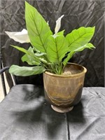 Stoneware planter with fake lilly
