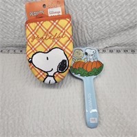 Peanuts Charlie Brown Snoopy Oven Mits, Spoon Rest