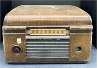 (AQ) RCA Victor Radio/Record Player.