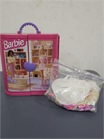 Barbie Deluxe Trunk w/ bag of extra clothing &