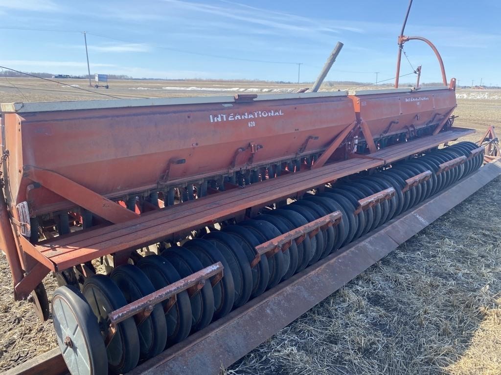 20' IH 620 press drill. TRANSPORT SELLS SEPARATE