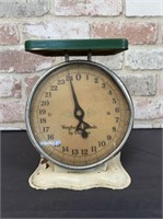 VINTAGE "HOUSEHOLD" KITCHEN SCALE, CAPACITY