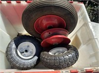 CONTAINER WITH LID HOLDING 3 UTILITY TIRES /
