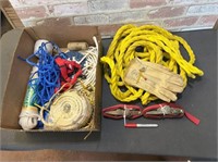 BOX LOT: ASSORTED ROPE & PAIR OF WORK GLOVES