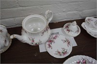 Royal Albert Lavender Rose-teapot