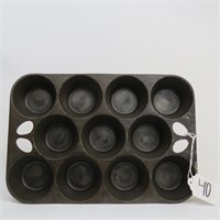 UNMARKED ELEVEN CUP CAST IRON MUFFIN PAN