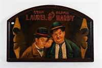 STAND LAUREL & OLIVER HARDY PAINTED WOODEN SIGN