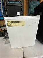 Counter Top Refrigerator 17x21x20H (Works)