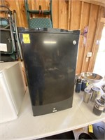 Apartment Refrigerator 18x19x32H (Works)