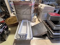LOT OF PLASTICWARE AND BAKSETS