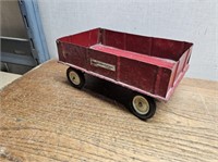 Vintage INTERNATIONAL ERTL Red Wagon 5Wx7.75Lx