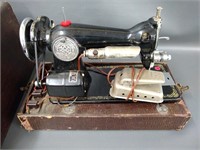 Vintage Universal sewing machine - Cadillac