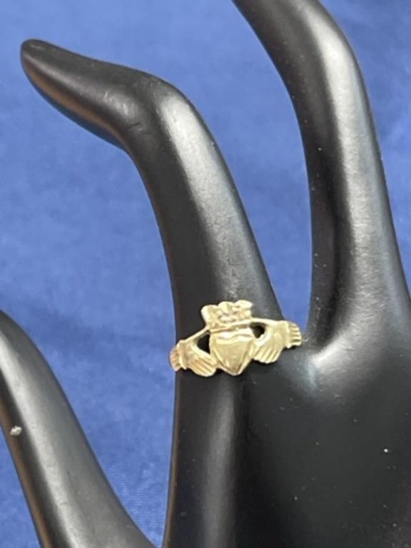 14k Gold ring 1.31g hands heart size 4