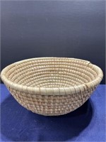 Round woven basket