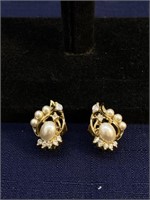 Clear stone pearl pierced earrings gold tone