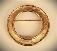 1950s SIGNED CROWN TRIFARI GOLD OPEN CIRCLE BROOCH