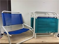 Small foldable chairs x4