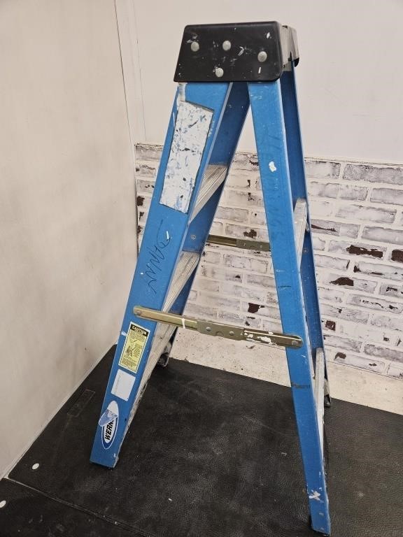 4 Foot Fiberglass Step Ladder