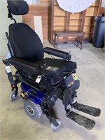 Quantum J6 motorized wheelchair with lift
