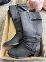 Ladies Size 7 1/2 Easy Street Boots