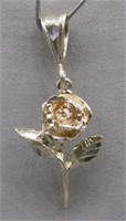 Sterling Silver flower pendant. Weight 3.25