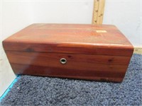 LANE CEDAR DRESSER BOX -- NO KEY